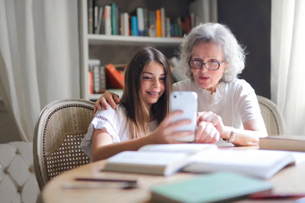 Verlanglijstje kind bekijken samen met oma