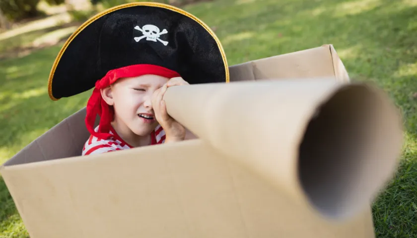 Kind met piratenkostuum op de uitkijk