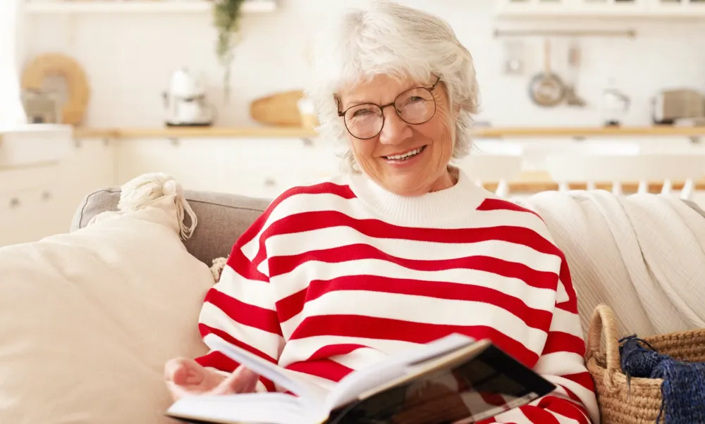 Oma die een boek leest
